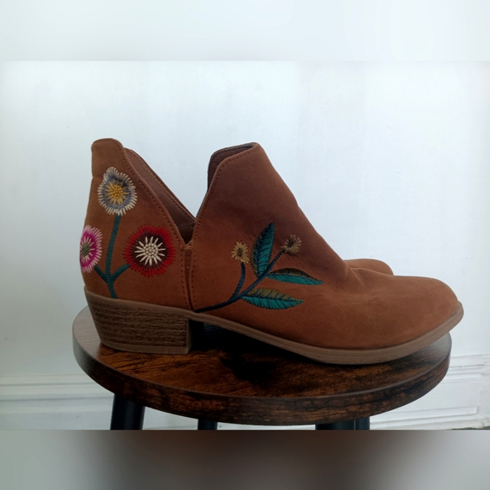 Flower Embroidered Brown Booties by Indigo Road (size 8)